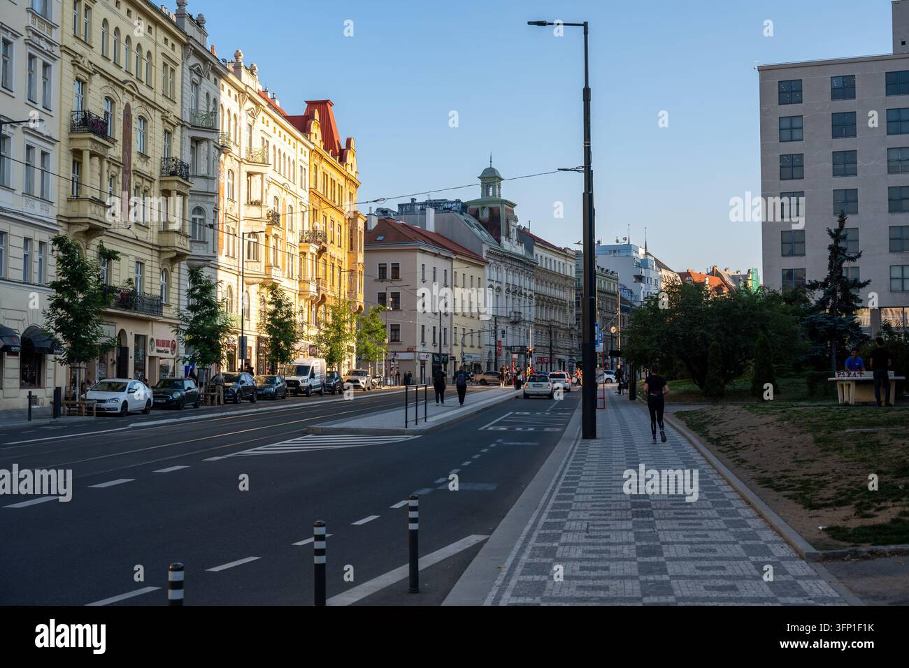 Scena di strada vicino ai luoghi di Designblok 2026 durante i preparativi per l'imminente festival del design. Praga, Repubblica ceca, 5 ottobre 2026. Foto Stock