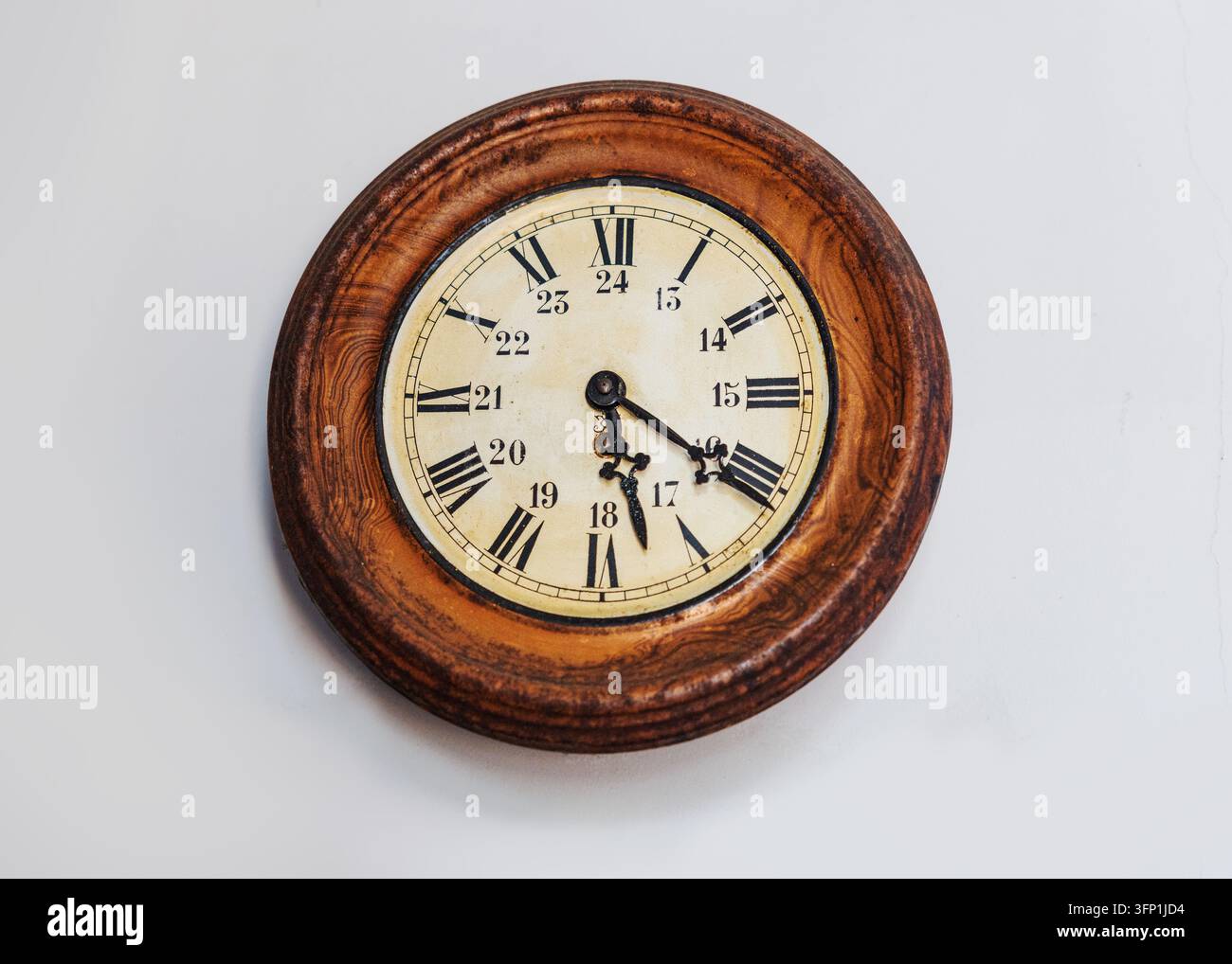 Orologio di legno molto antico, misurazione del tempo tradizionale Foto Stock