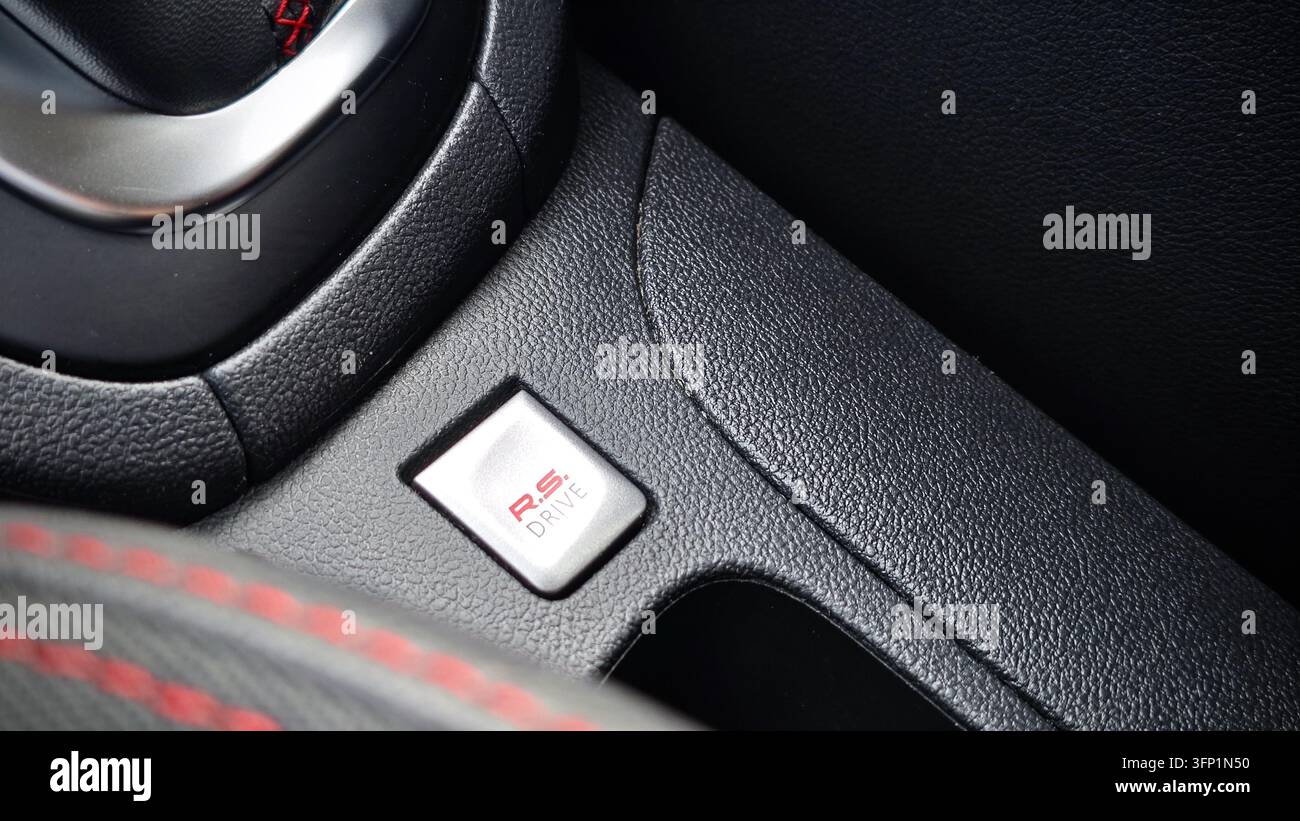 Vista interna di una Renault Clio R.S Foto Stock
