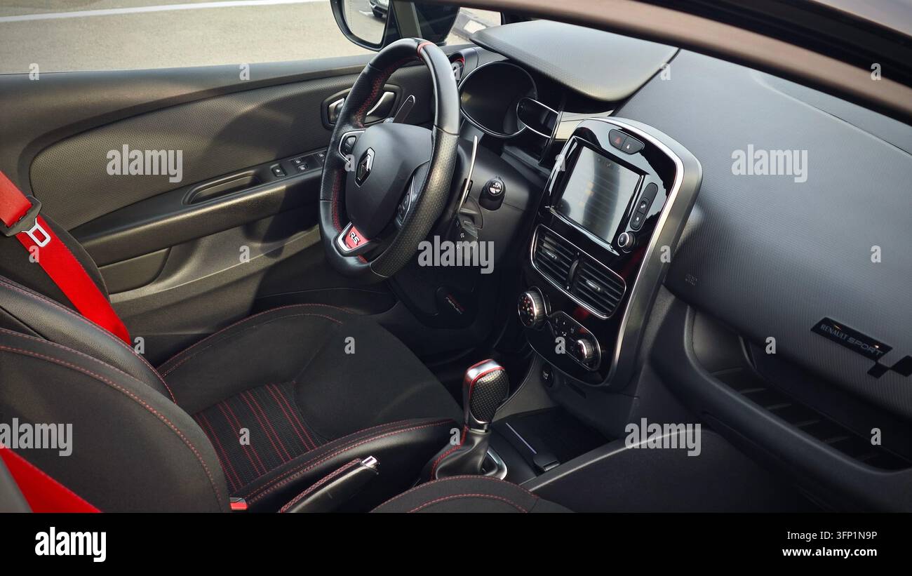 Vista interna di una Renault Clio R.S Foto Stock