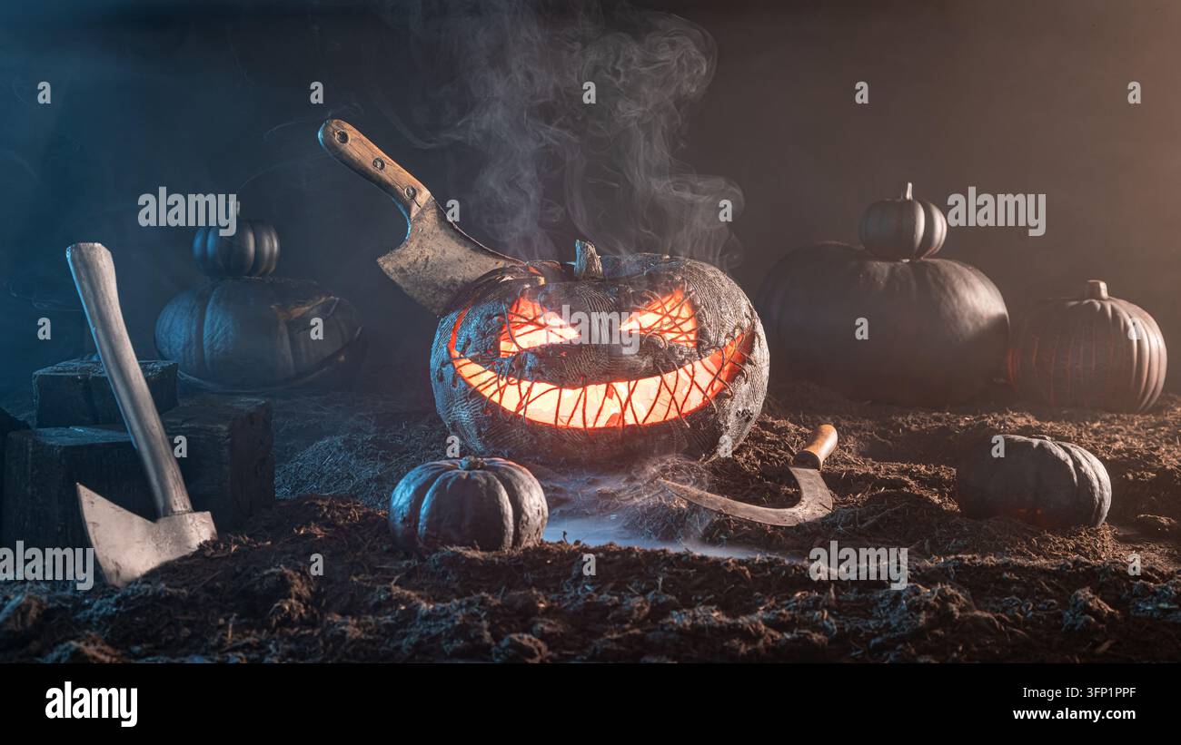 Un zucca testurizzato e malvagio si trova in un ambiente oscuro e nebbioso. La bocca è un sorriso ampio e intensamente illuminato. Sfondo di Halloween per un progetto di evento. Foto Stock