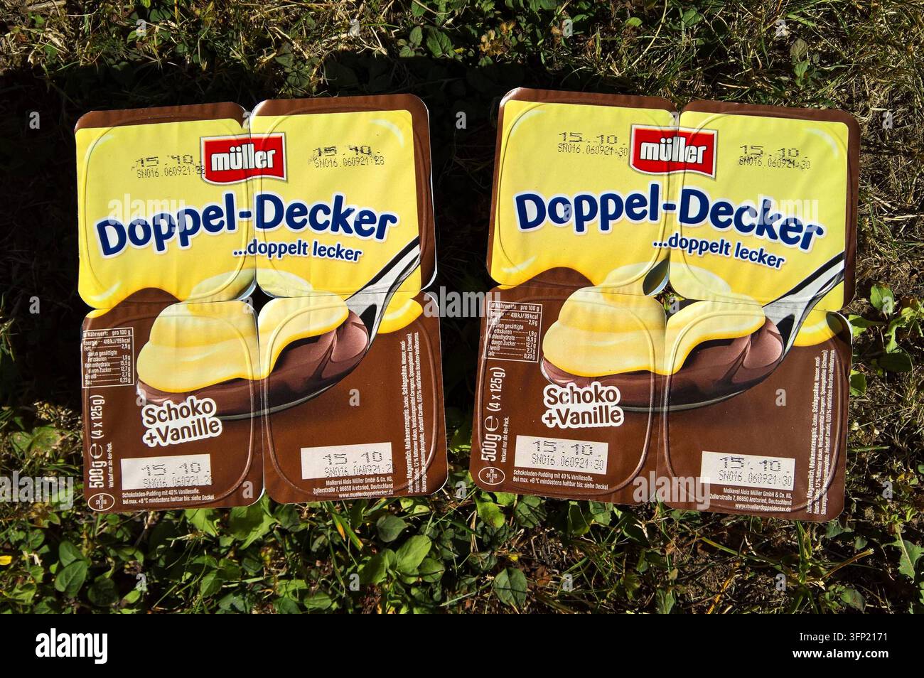 Müller Milch Molkerei, Doppel-Decker Schoko und Vanille. Il gruppo Theo Müller S.e.c.s. è un conglomerato alimentare e logistico con sede in Lussemburgo. Il gruppo opera nei settori della latteria, del pesce e della gastronomia, delle condimenti, delle salse e dei servizi. *** Müller Milch Dairy, Double Decker Chocolate and Vanilla The Theo Müller S e c s Group is a food and logistics conglomerate headquartered in Luxembourg. The group operates in the dairy, seafood and deli, dressings, sauces, and services sectors Foto Stock