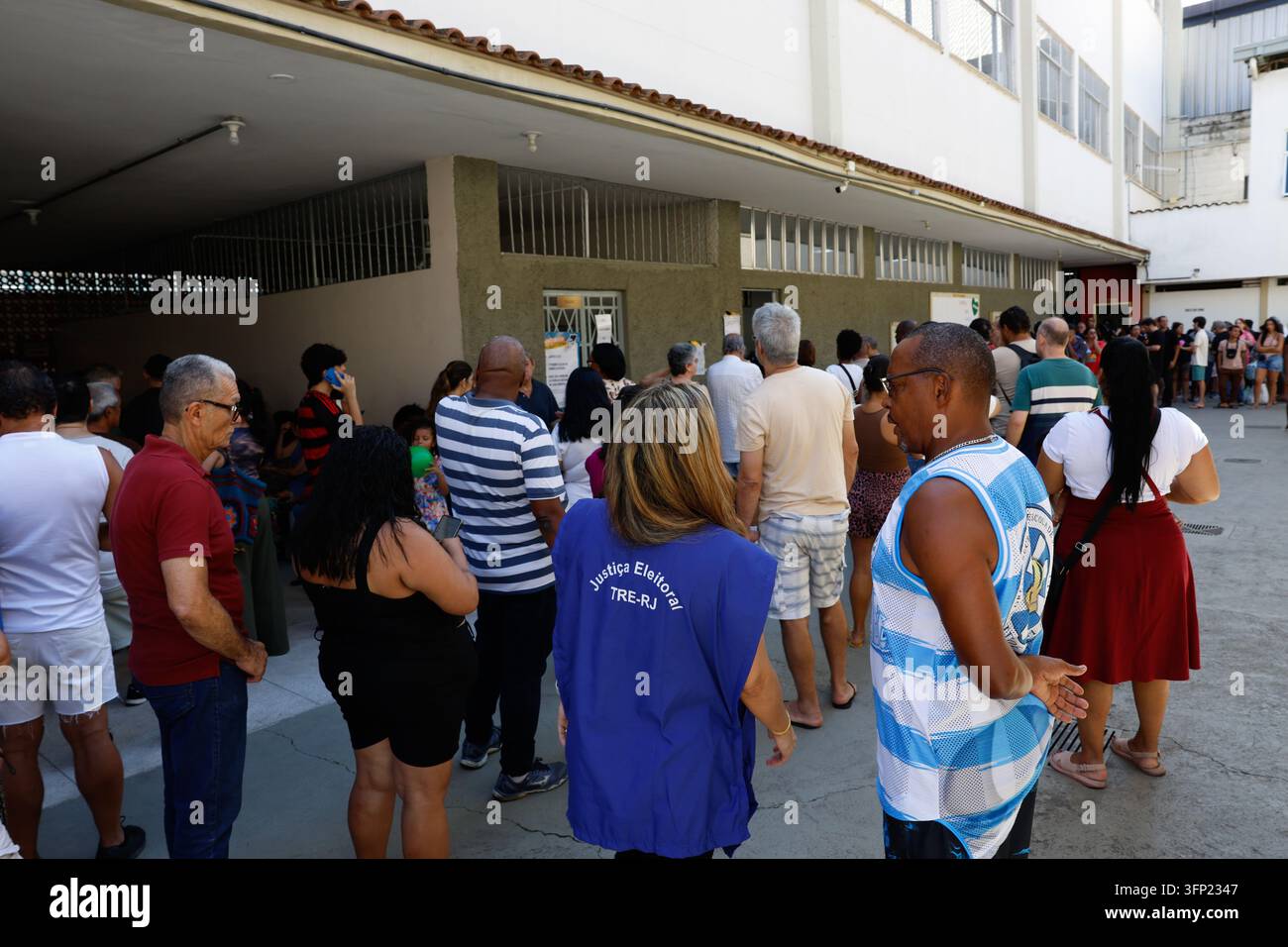 Elettori brasiliani in fila per utilizzare le macchine elettroniche per il voto durante le elezioni presidenziali in Brasile - Rio de Janeiro, Brasile 10.04.2026 Foto Stock