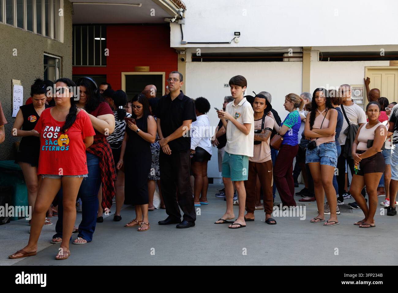Elettori brasiliani in fila per utilizzare le macchine elettroniche per il voto durante le elezioni presidenziali in Brasile - Rio de Janeiro, Brasile 10.04.2026 Foto Stock