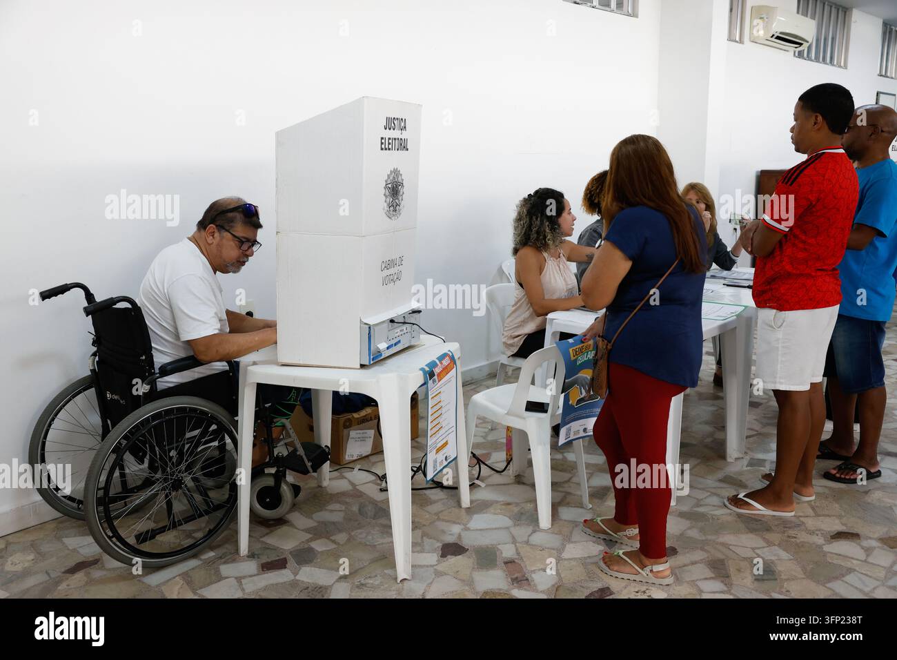 Gli elettori brasiliani utilizzano macchine elettroniche per votare durante le elezioni presidenziali in Brasile - Rio de Janeiro, Brasile 10.04.2026 Foto Stock