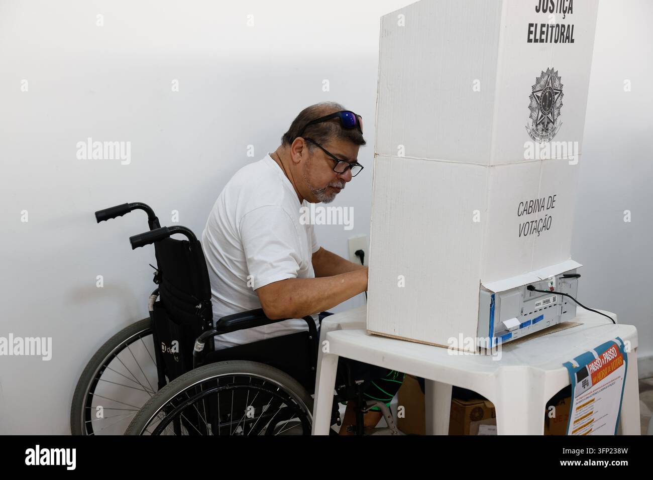 Gli elettori brasiliani utilizzano macchine elettroniche per votare durante le elezioni presidenziali in Brasile - Rio de Janeiro, Brasile 10.04.2026 Foto Stock