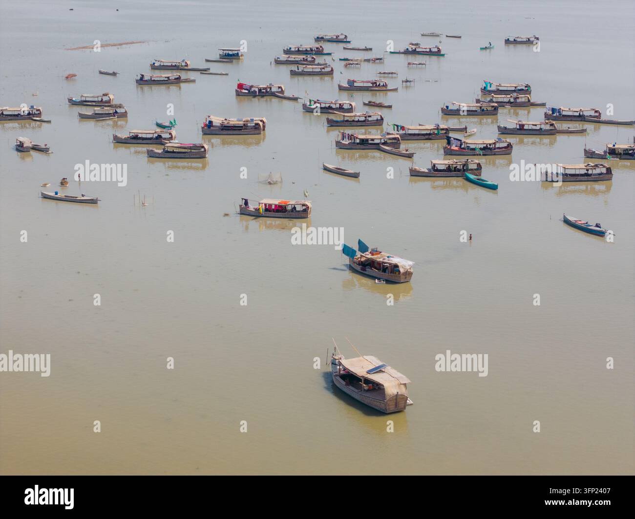 Veduta aerea di barche di legno tradizionali del popolo Mohana che galleggiano sulle acque calme del lago Manchar nel distretto di Dadu, Sindh, Pakistan. Foto Stock