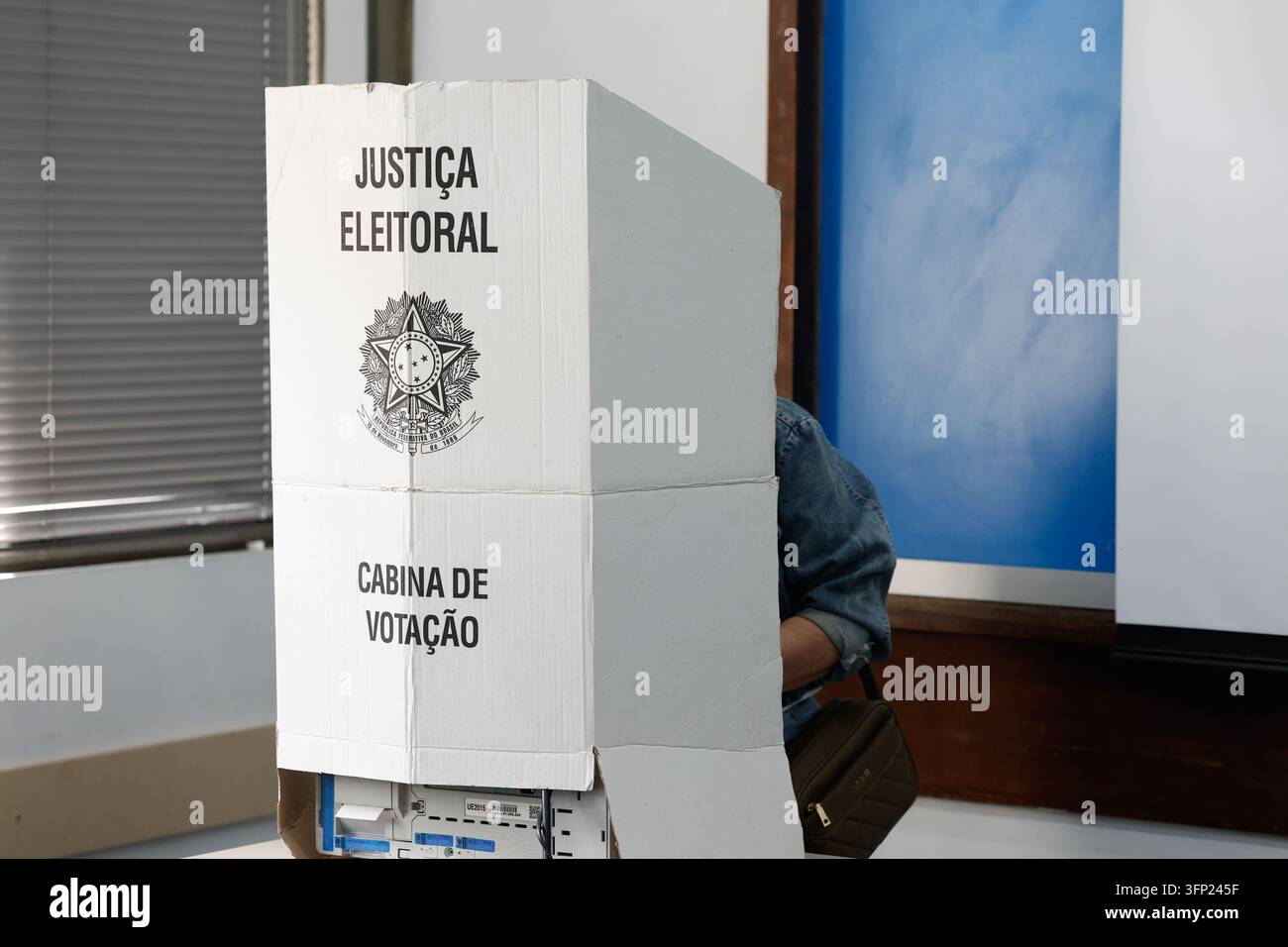 Gli elettori brasiliani utilizzano macchine elettroniche per votare durante le elezioni presidenziali in Brasile - Rio de Janeiro, Brasile 10.04.2026 Foto Stock