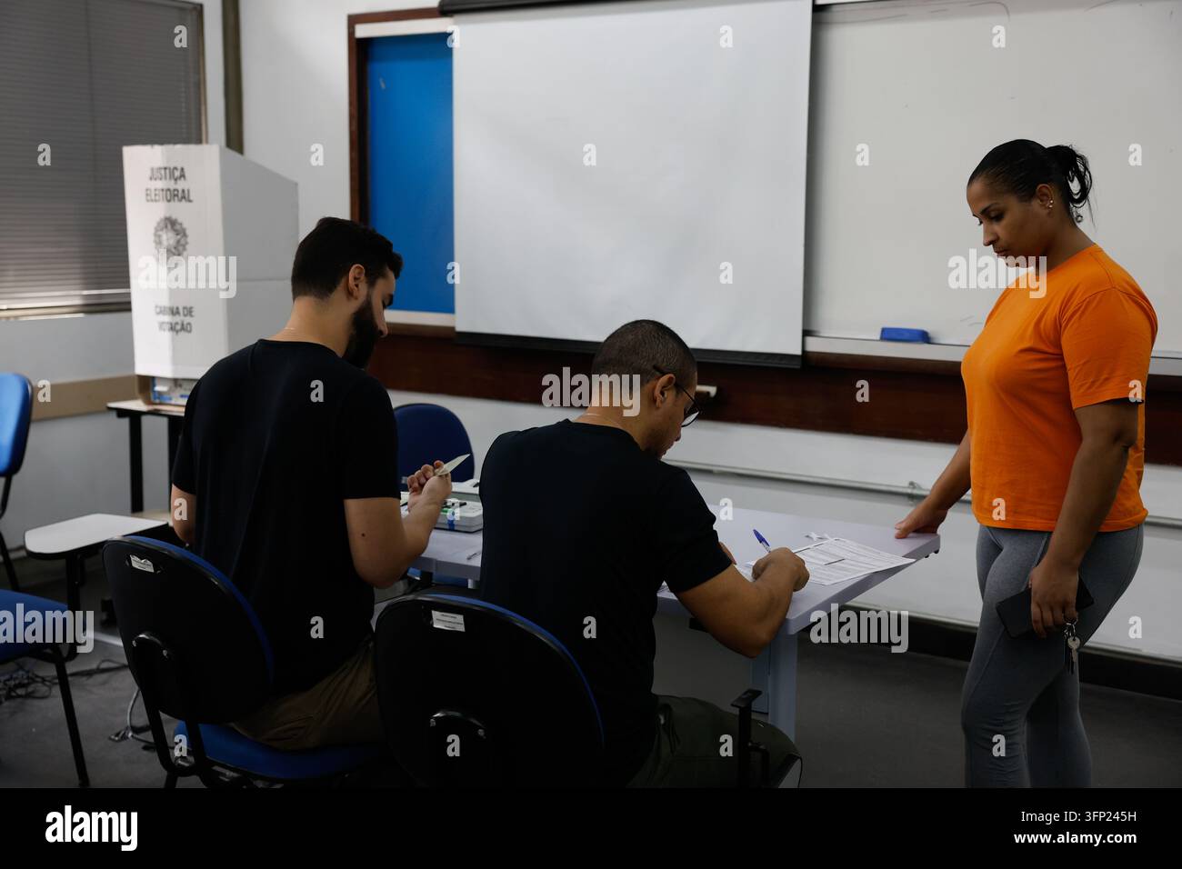 Gli elettori brasiliani utilizzano macchine elettroniche per votare durante le elezioni presidenziali in Brasile - Rio de Janeiro, Brasile 10.04.2026 Foto Stock