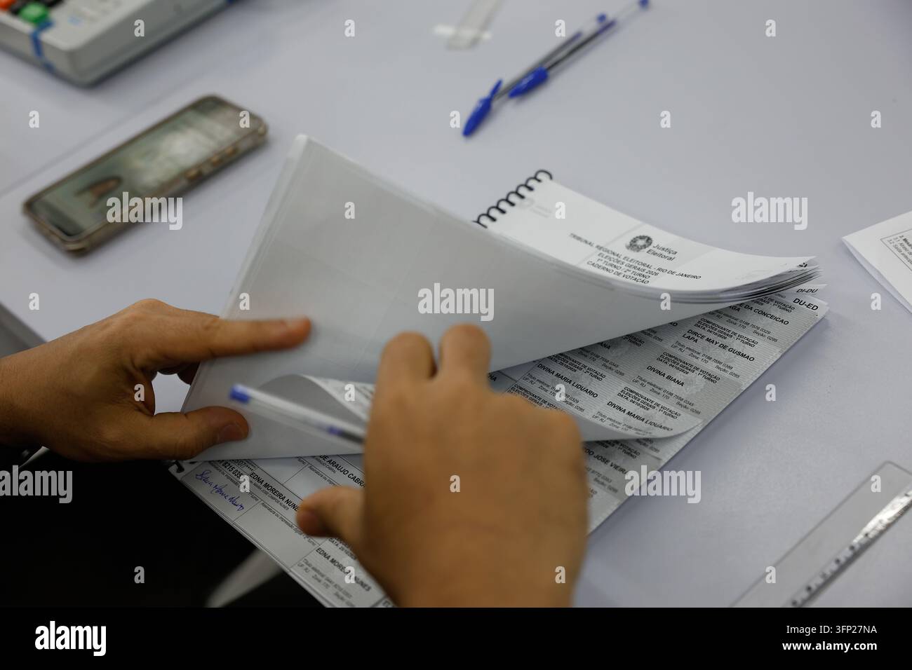 Gli elettori brasiliani utilizzano macchine elettroniche per votare durante le elezioni presidenziali in Brasile - Rio de Janeiro, Brasile 10.04.2026 Foto Stock