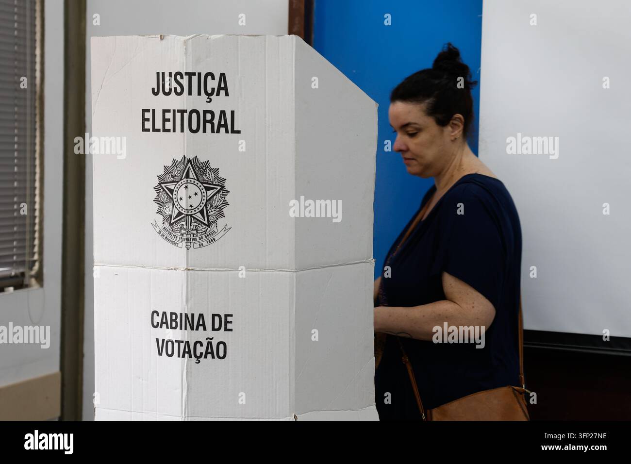 Gli elettori brasiliani utilizzano macchine elettroniche per votare durante le elezioni presidenziali in Brasile - Rio de Janeiro, Brasile 10.04.2026 Foto Stock
