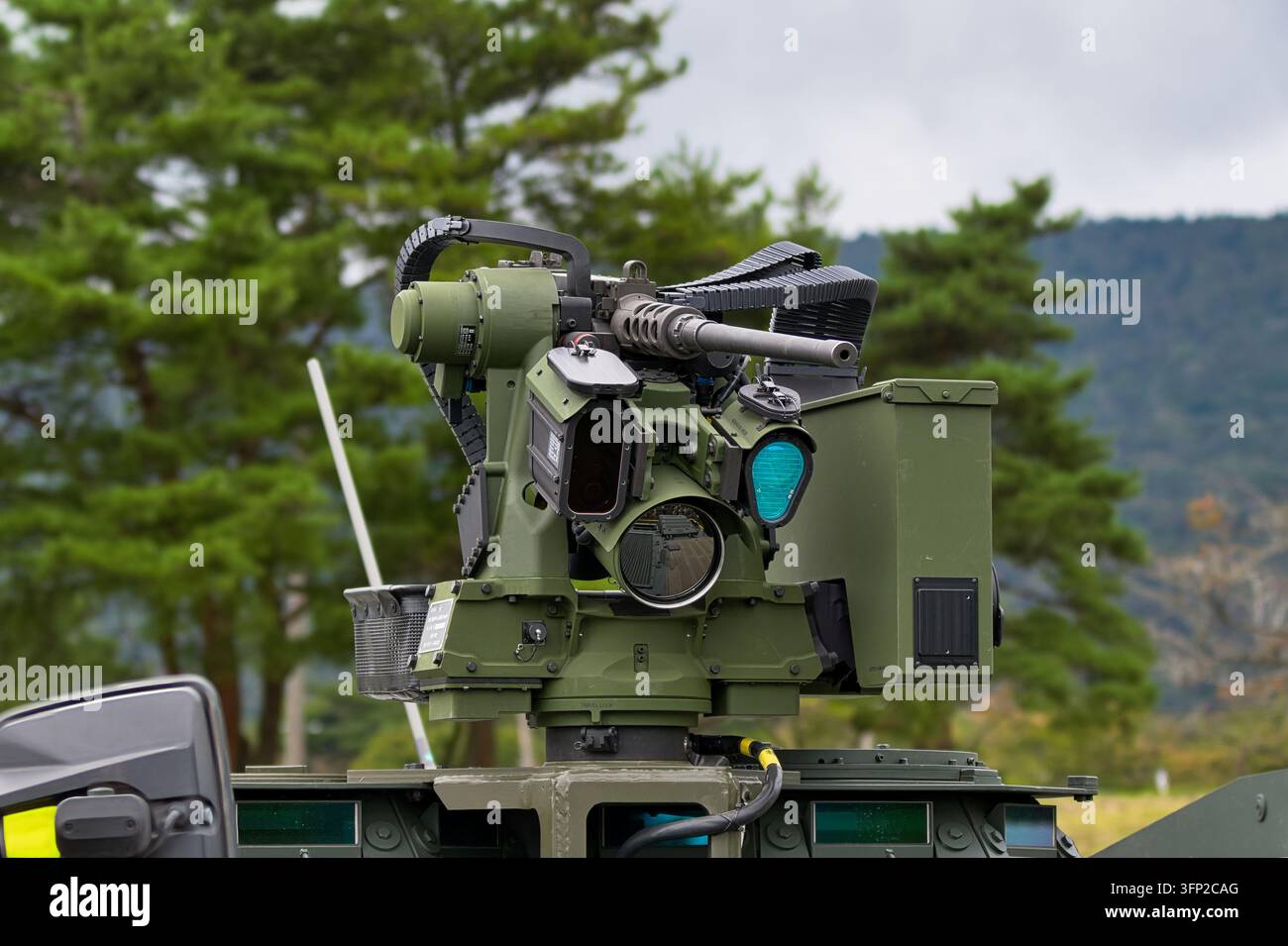 Stazione d'arma remota JGSDF Kongsberg PROTECTOR RS4 con mitragliatrice pesante Browning M2 da 12,7 mm montata sul veicolo blindato Patria AMV XP Foto Stock