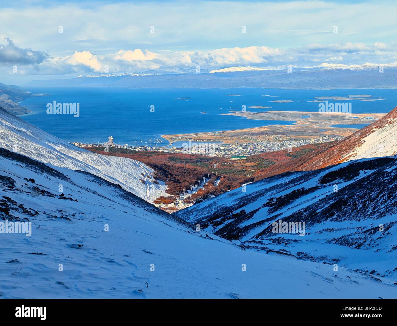 Vista del Glaciar Martial che si affaccia sulla città di Ushuaia, il Canale Beagle e le montagne innevate circostanti a Ushuaia, Terra del Fuoco, Argentina Foto Stock