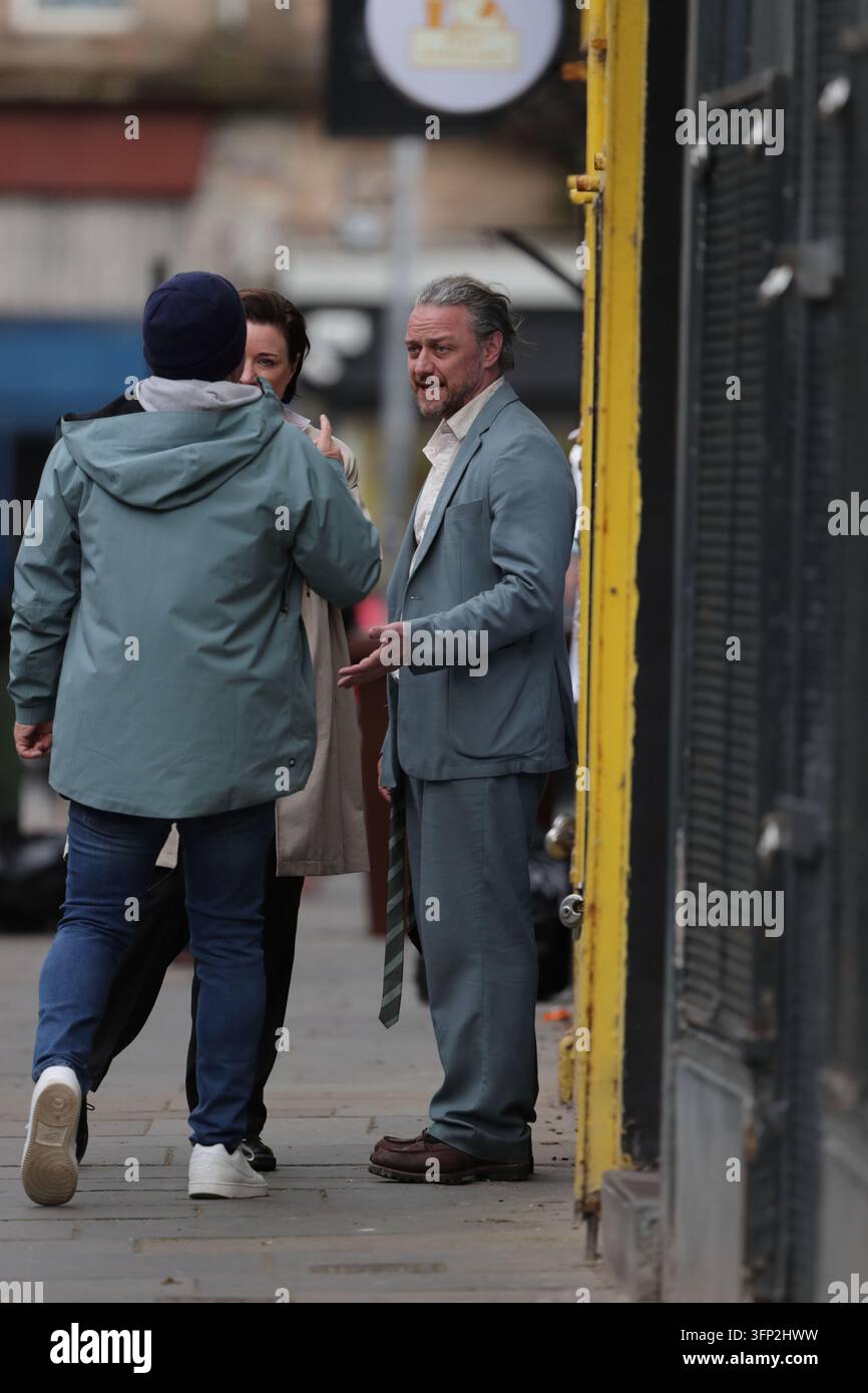 GLASGOW, UK. 4 giu 2026. (da sx a dx) Il regista Jon S. Baird, Laurie Brett e James McAvoy sul set di Meantime. McAvoy parla con Baird. Foto Stock