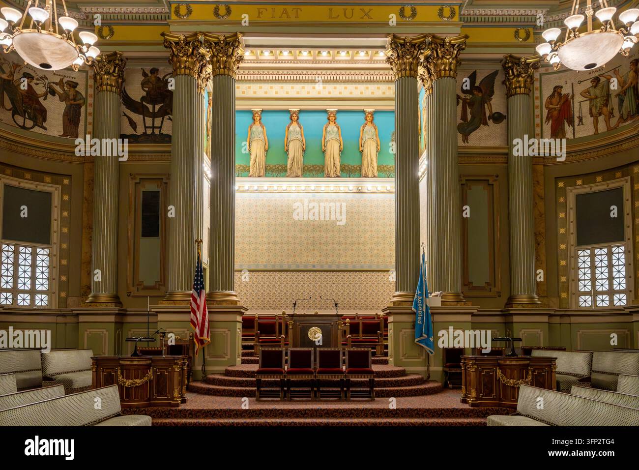 Filadelfia, Stati Uniti - 29 agosto 2026: Prospettiva ampia simmetrica di postazioni ufficiali elevate, statue classiche di cariatidi, colonne scanalate, Foto Stock