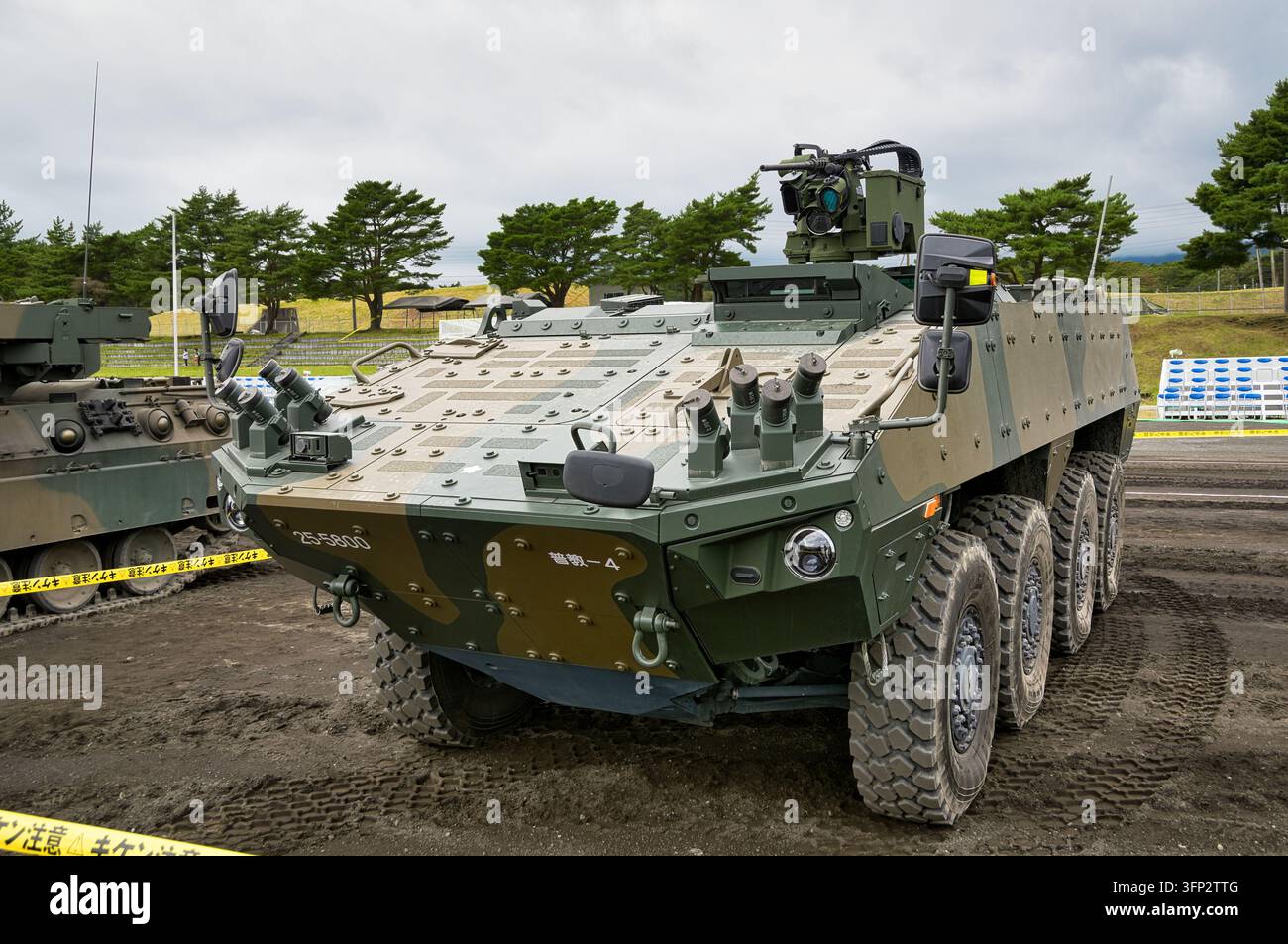 Mezzo blindato su ruote Patria AMV XP 8x8 della Forza di difesa terrestre giapponese, vista frontale a tre quarti Foto Stock