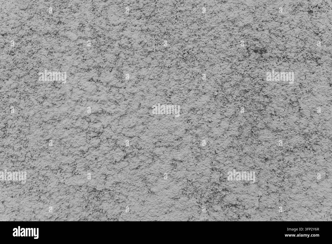 Superficie parete esterna in intonaco grigio ruvido con texture granulosa e macchie scure, sfondo a tutto campo Foto Stock