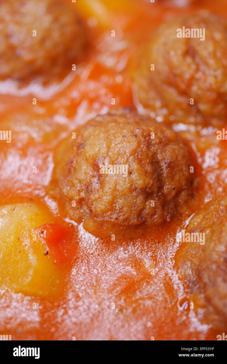 Deliziose polpette in salsa con verdure e patate che cuociono in una pentola Foto Stock
