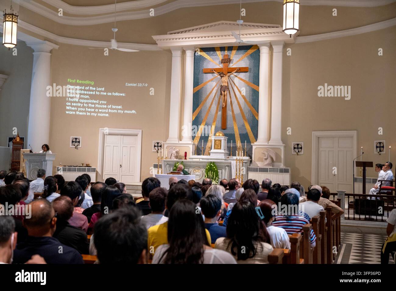 Fedeli nella cattedrale cattolica del Buon Pastore a Singapore. Foto Stock