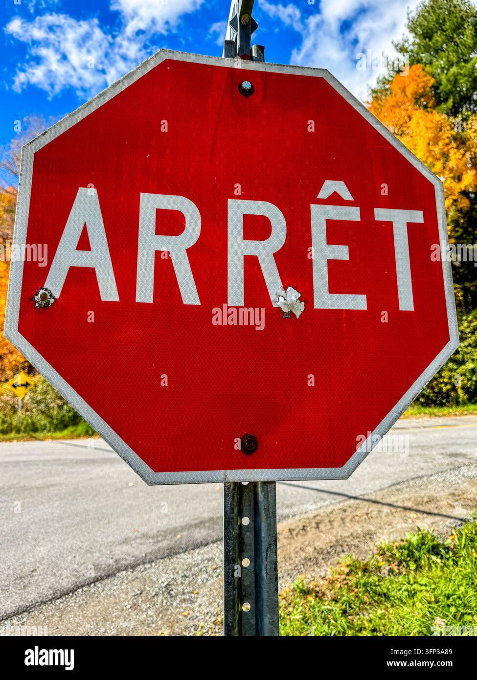 Segnale di stop francese con fori di proiettile, Quebec, Canada Foto Stock
