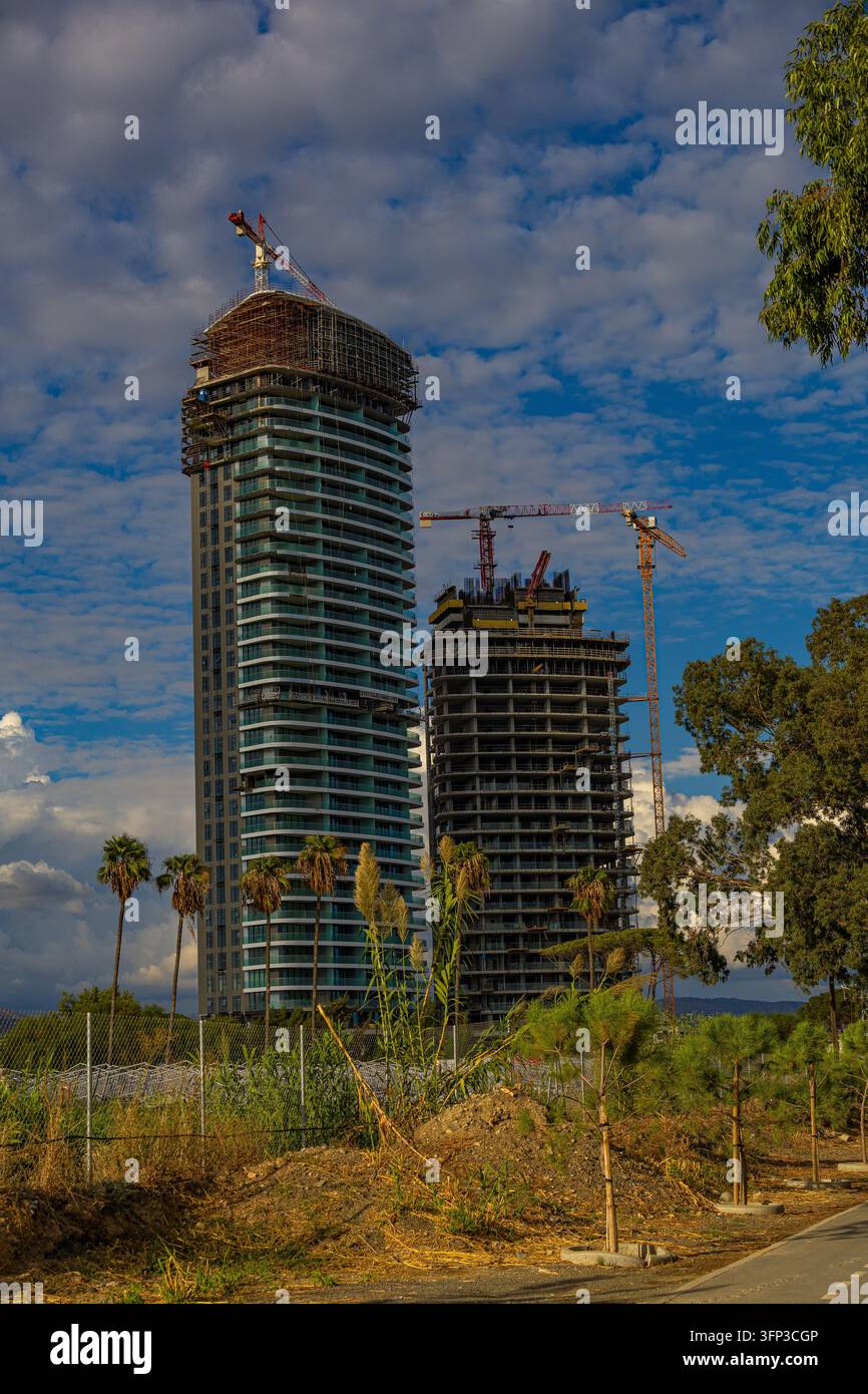 Sviluppo residenziale ad alta densità e costruzione immobiliare nel porto turistico di Limassol, Cipro Foto Stock