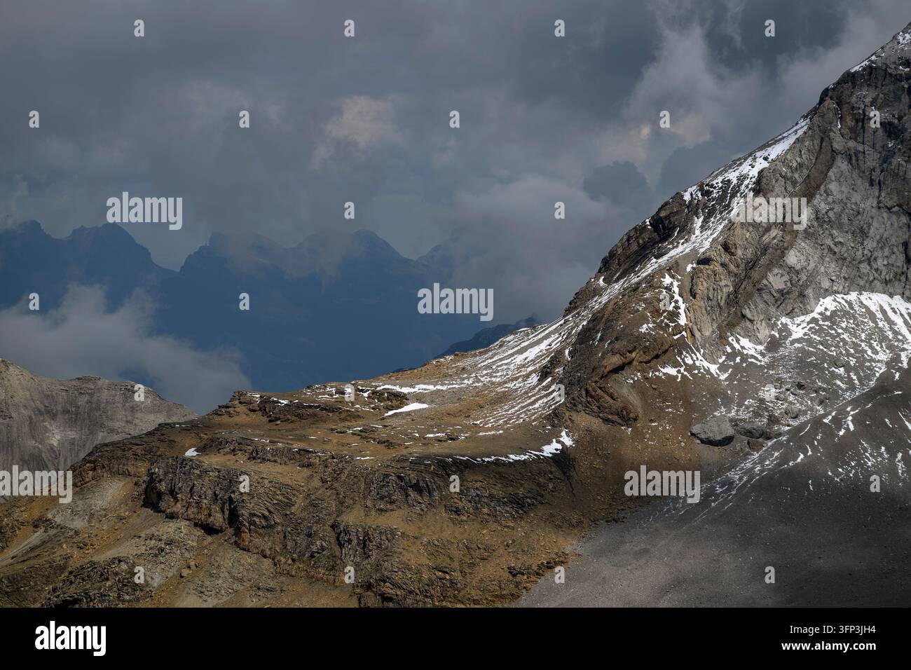 Paesaggio montano drammatico nelle Alpi svizzere Foto Stock