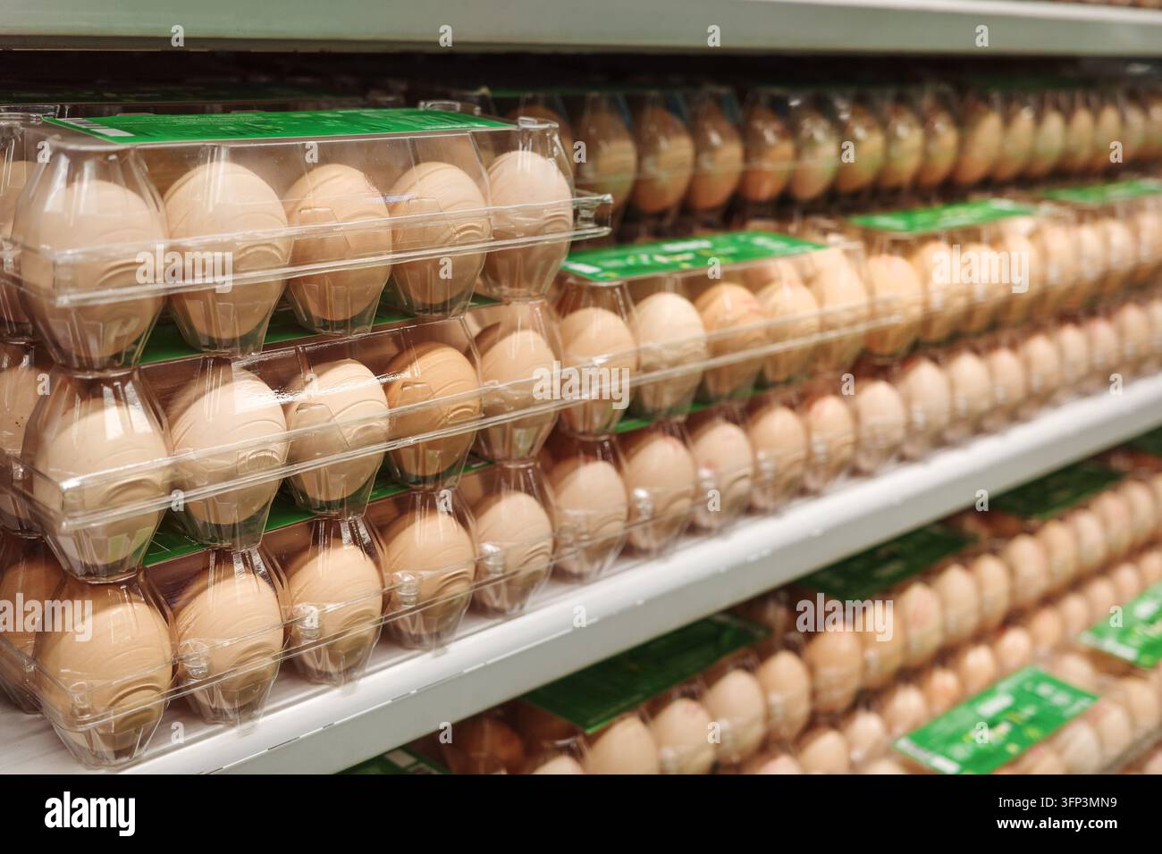 Uova sullo scaffale del supermercato in una vetrina di vendita al dettaglio di generi alimentari in mezzo a preoccupazioni per l'approvvigionamento alimentare e i prezzi, l'inflazione, i costi delle famiglie, la domanda dei consumatori e le spese quotidiane per la spesa. Foto Stock