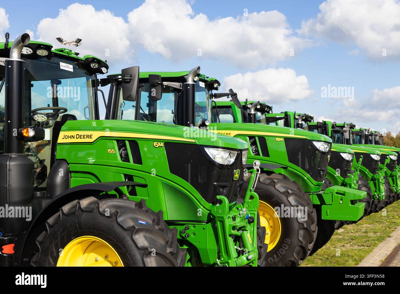 Filiera di trattori agricoli parcheggiati all'aperto. Kaunas, Lituania, 28 settembre 2026 Foto Stock