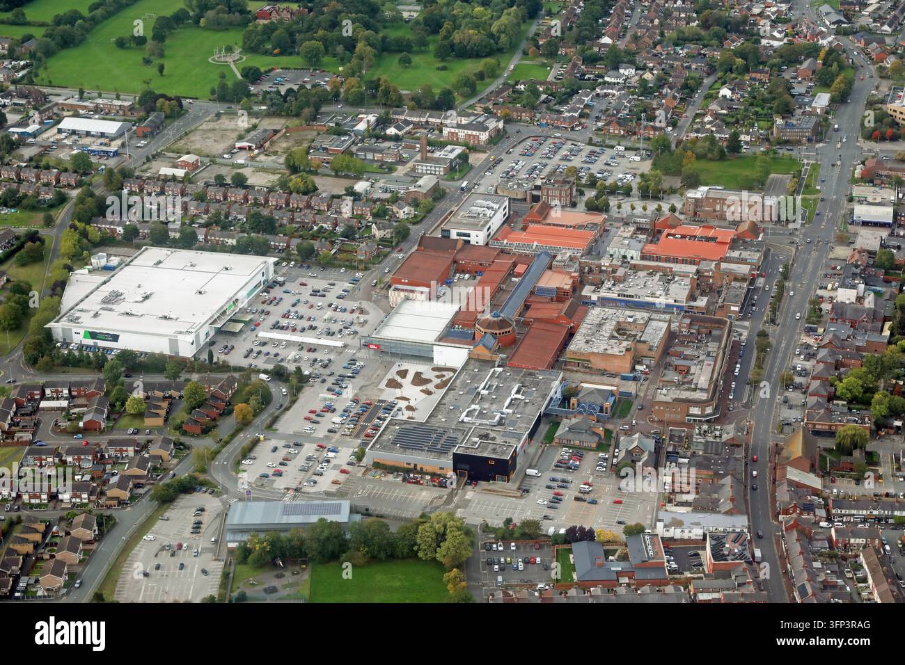 Veduta aerea del centro commerciale The Port Arcades; i mercati; Asda Ellesmere Port Supercentre (o Superstore); Il Municipio & Biblioteca Foto Stock