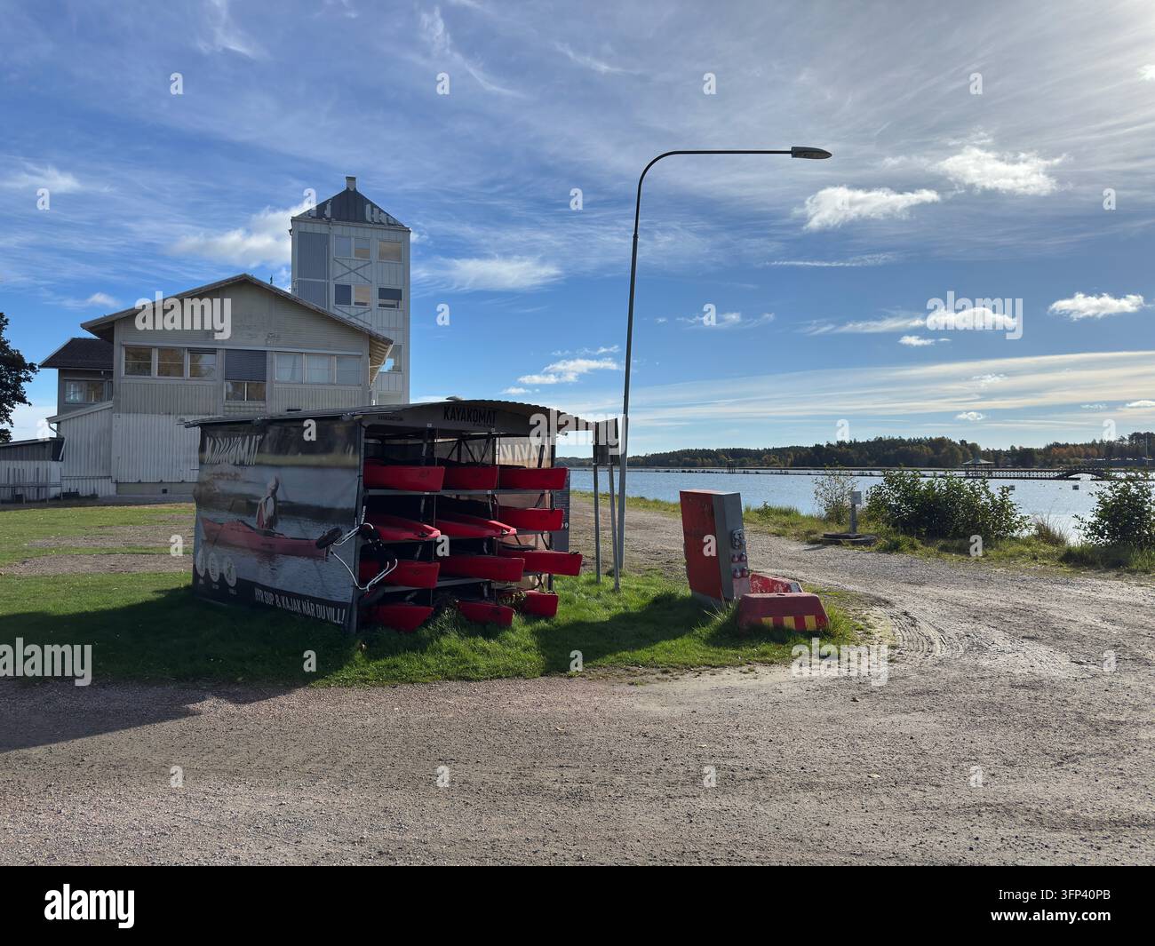 Nyköping, Svezia – 4 ottobre 2026: Kayakomat con kayak di noleggio rossi situati in riva all'acqua a Nyköping, Svezia. - Immagine stock catturata con smartphone