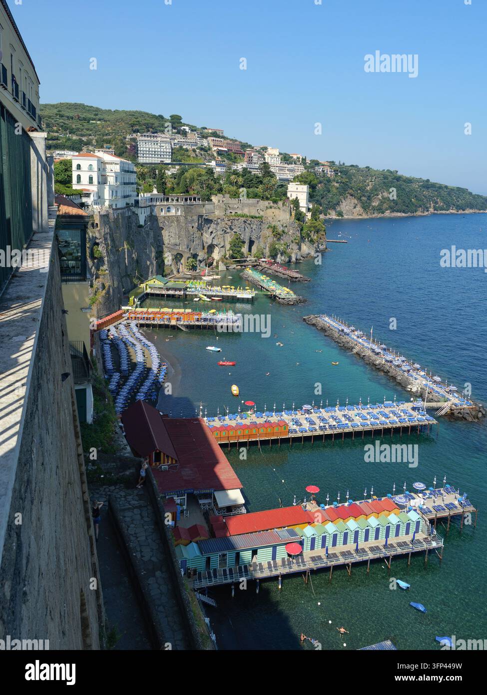 Vista elevata dei club sulla spiaggia e delle scogliere di Sorrento, Sorrento, Italia. Foto Stock