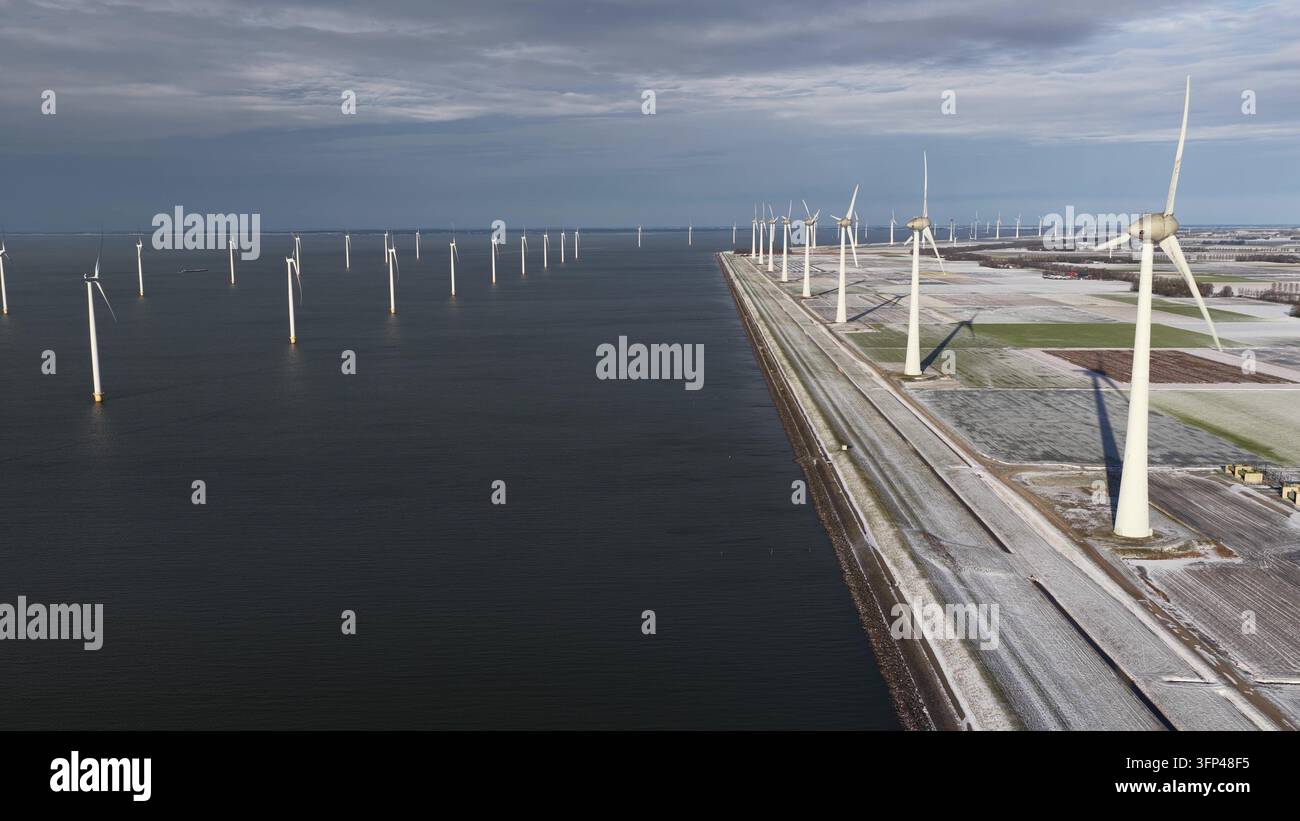 Vista aerea di turbine eoliche che generano energia rinnovabile in inverno Foto Stock