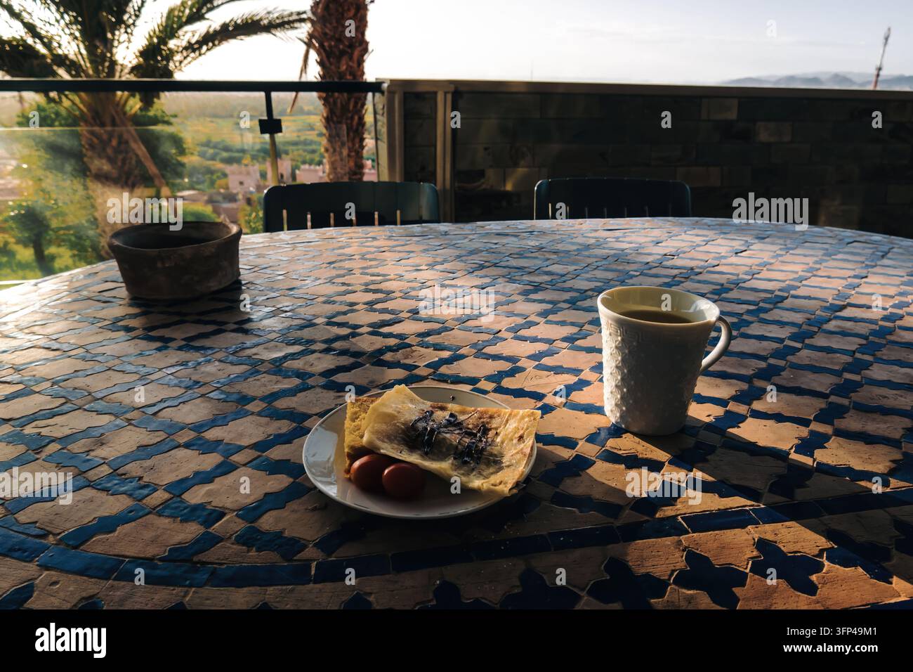 Colazione marocchina su tavolo a mosaico con vista sulla valle Foto Stock
