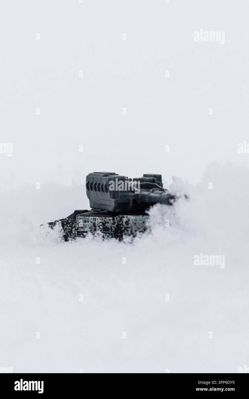 Veicolo da combattimento giocattolo su terreno innevato con spazio verticale libero. Foto Stock