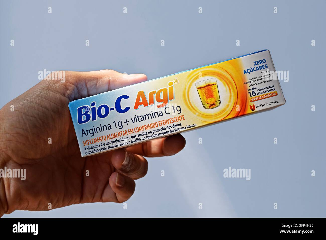 RIO DE JANEIRO, BRASILE – 26 settembre 2026: Mano che tiene una scatola di compresse effervescenti di vitamina C Foto Stock