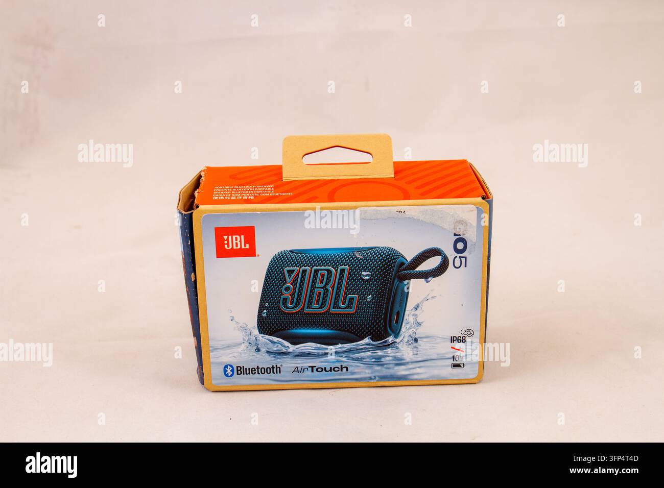 Dwarskersbos, Sudafrica – un mini altoparlante Bluetooth isolato su uno sfondo chiaro con spazio di copia Foto Stock