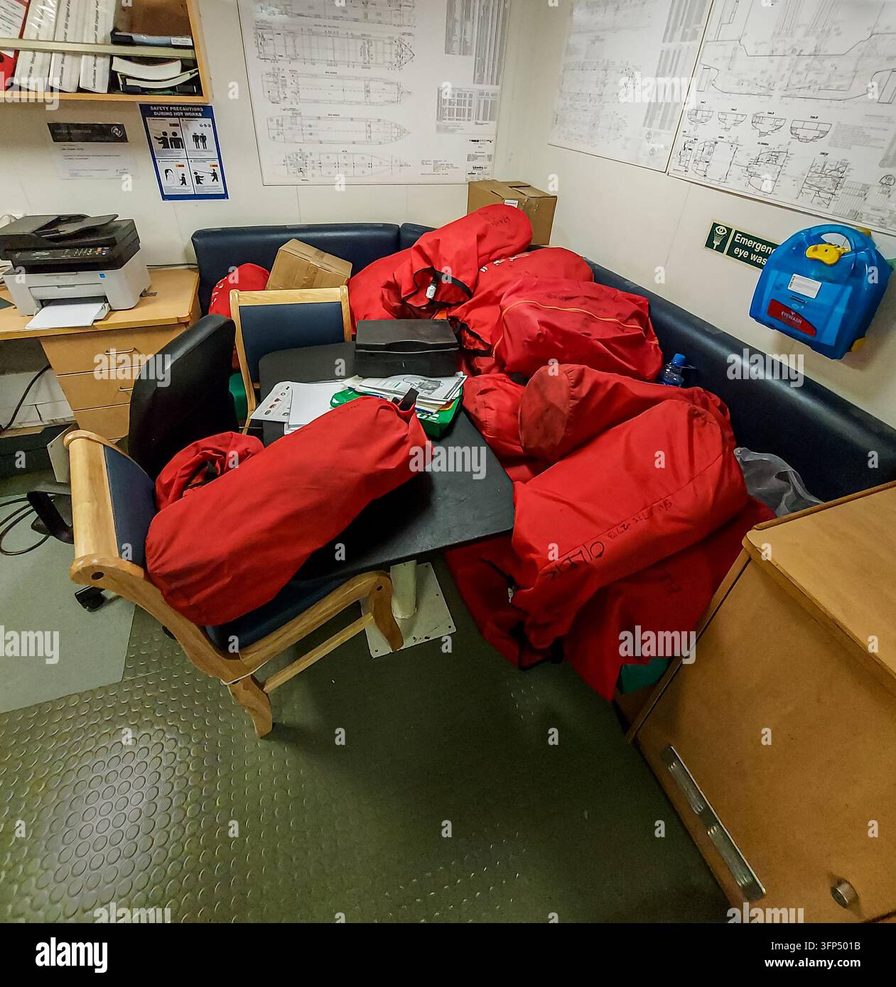 Giubboti di salvataggio rossi e attrezzatura di sicurezza di emergenza conservati all'interno della cabina della nave Foto Stock