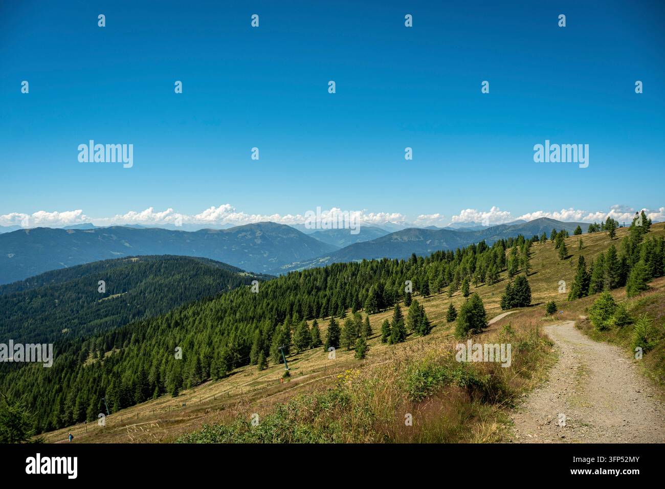 Vista panoramica del sentiero escursionistico panoramico sul Monte Gerlitzen con un tempo perfetto Foto Stock