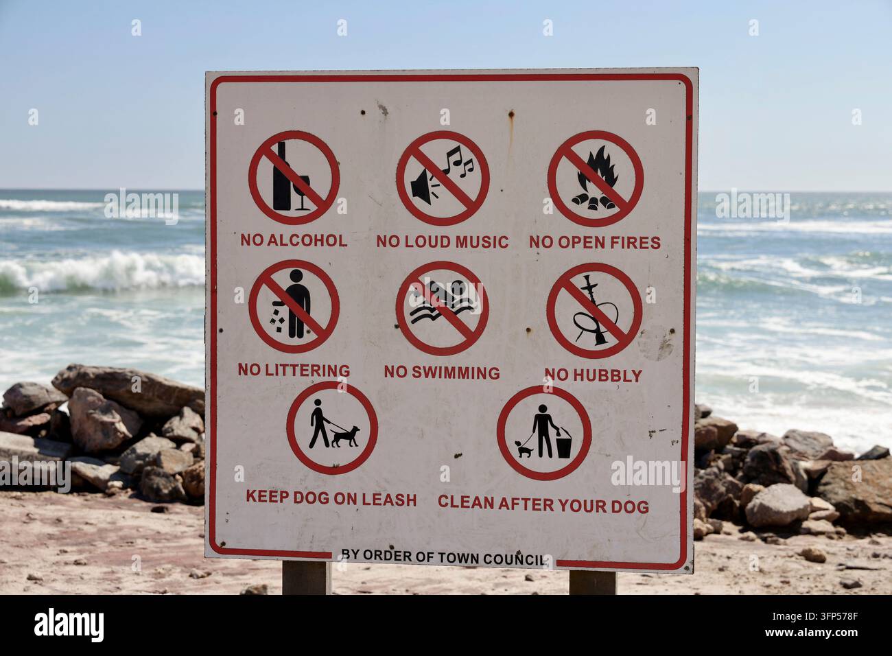 Namibia, Swakopmund, cartello del mare, passeggiata, cartello di divieto di fuoco, nuoto, alcol. musica alta Foto Stock