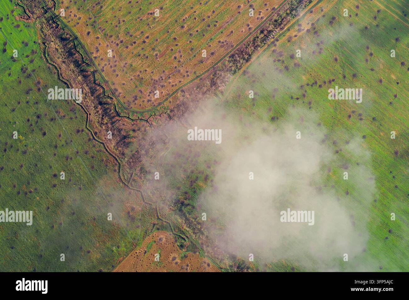 Vista aerea ad angolo alto di fortificazioni militari moderne da campo, compresi trincee difensive, scavi e strutture di sterro utilizzate dalle truppe Conc Foto Stock
