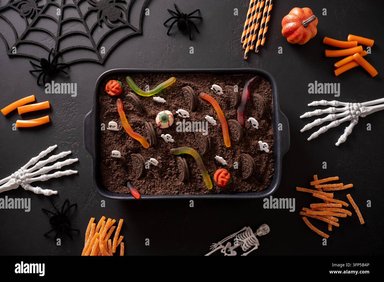 Tavolo per feste con torta di terra di Halloween Foto Stock