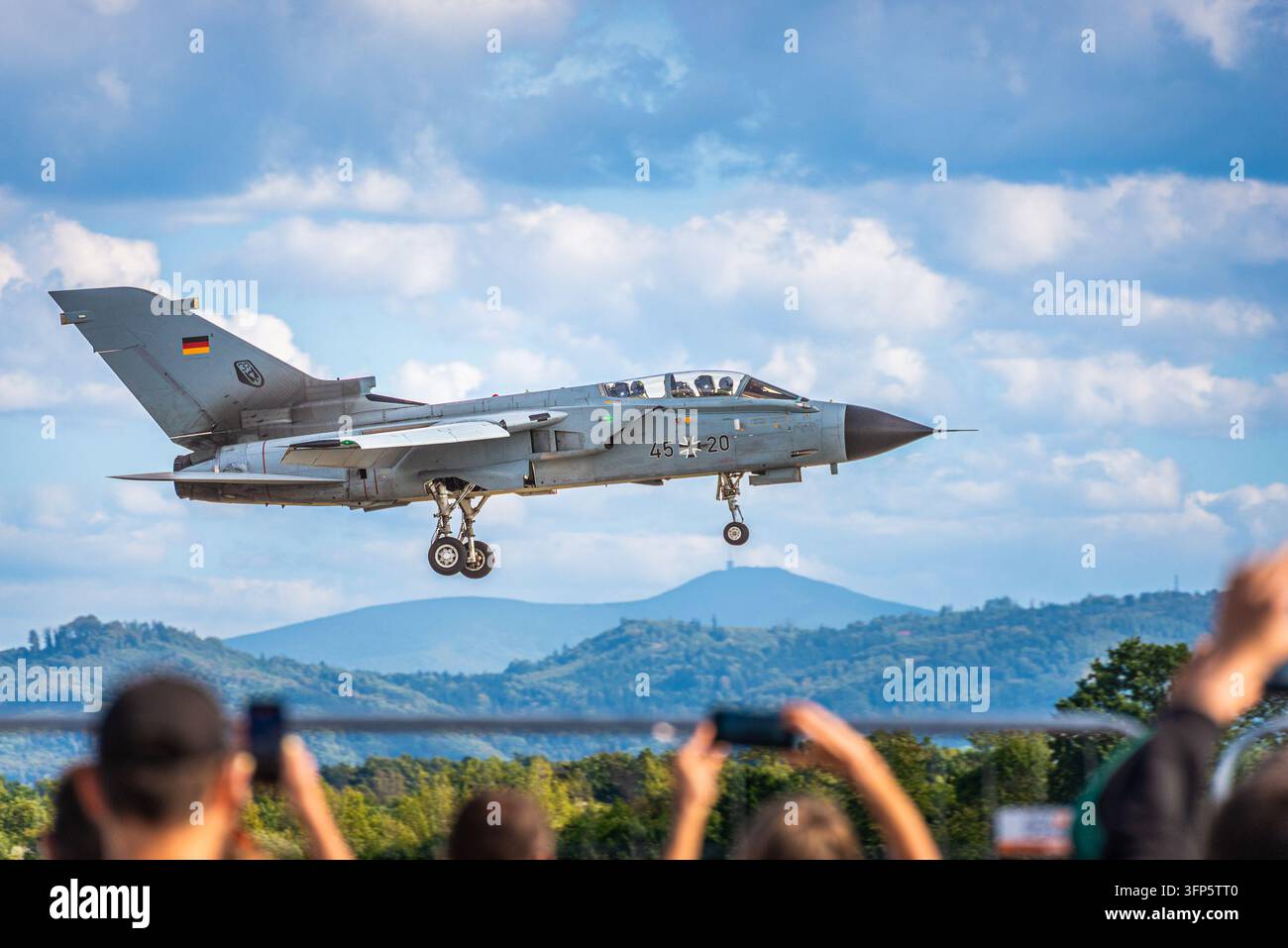 Ostrava, Repubblica Ceca - 19 set. 2026: Spettatori con telefoni fotografano il Panavia Tornado 45+20 della Luftwaffe tedesca che atterra durante i NATO Days 2026 Foto Stock