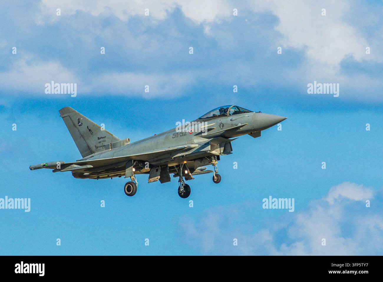 Ostrava, Repubblica Ceca - 19 set. 2026: Eurofighter Typhoon 51-52 dell'Aeronautica Militare italiana si avvicina con il carrello di atterraggio esteso durante i NATO Days 2026 Foto Stock