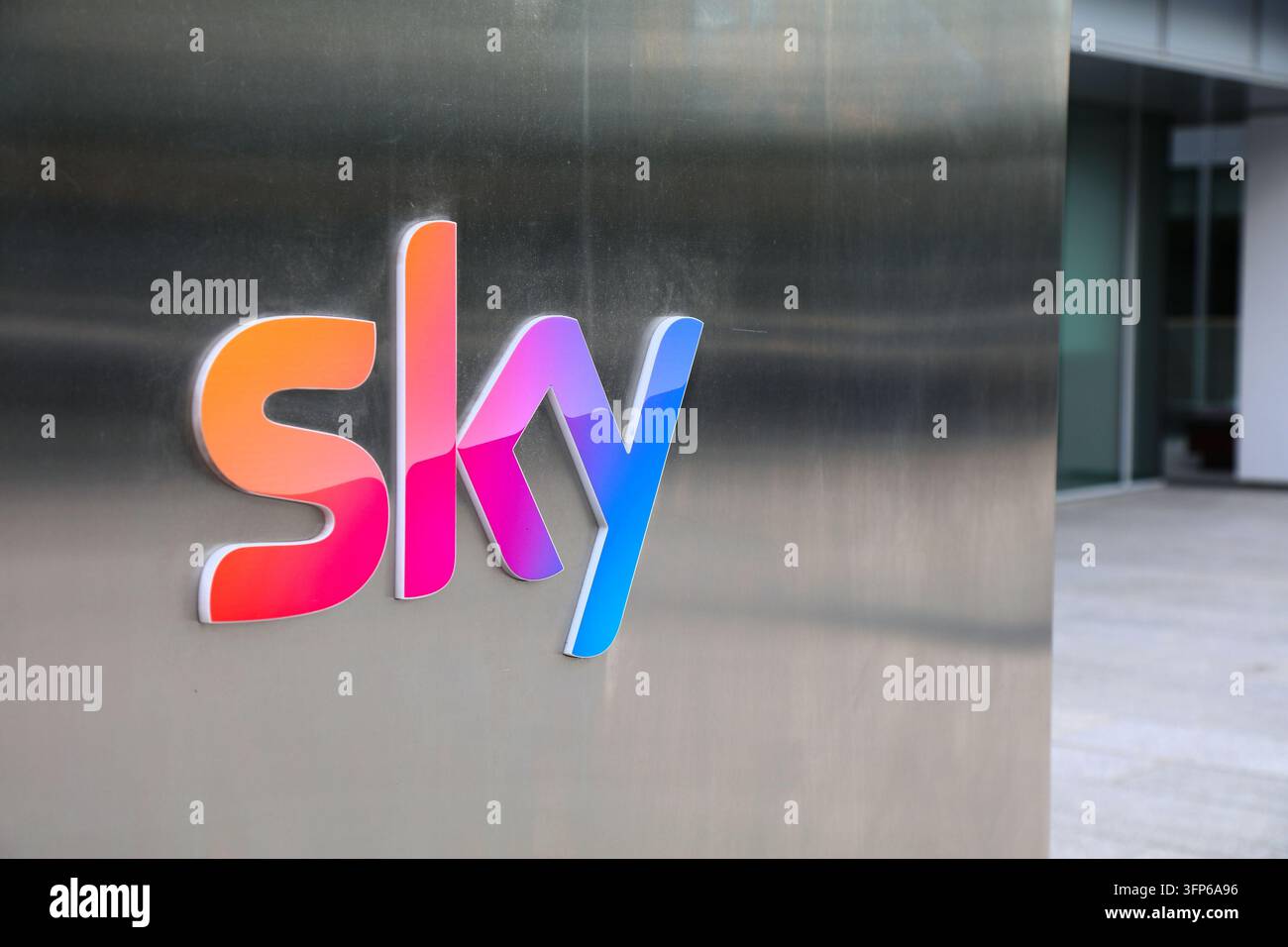 DUBLINO, IRLANDA - 7 LUGLIO 2024: Sky Group a Dublino, Irlanda. Sky Group è un conglomerato britannico dei media e delle telecomunicazioni di proprietà di Comcast. Foto Stock