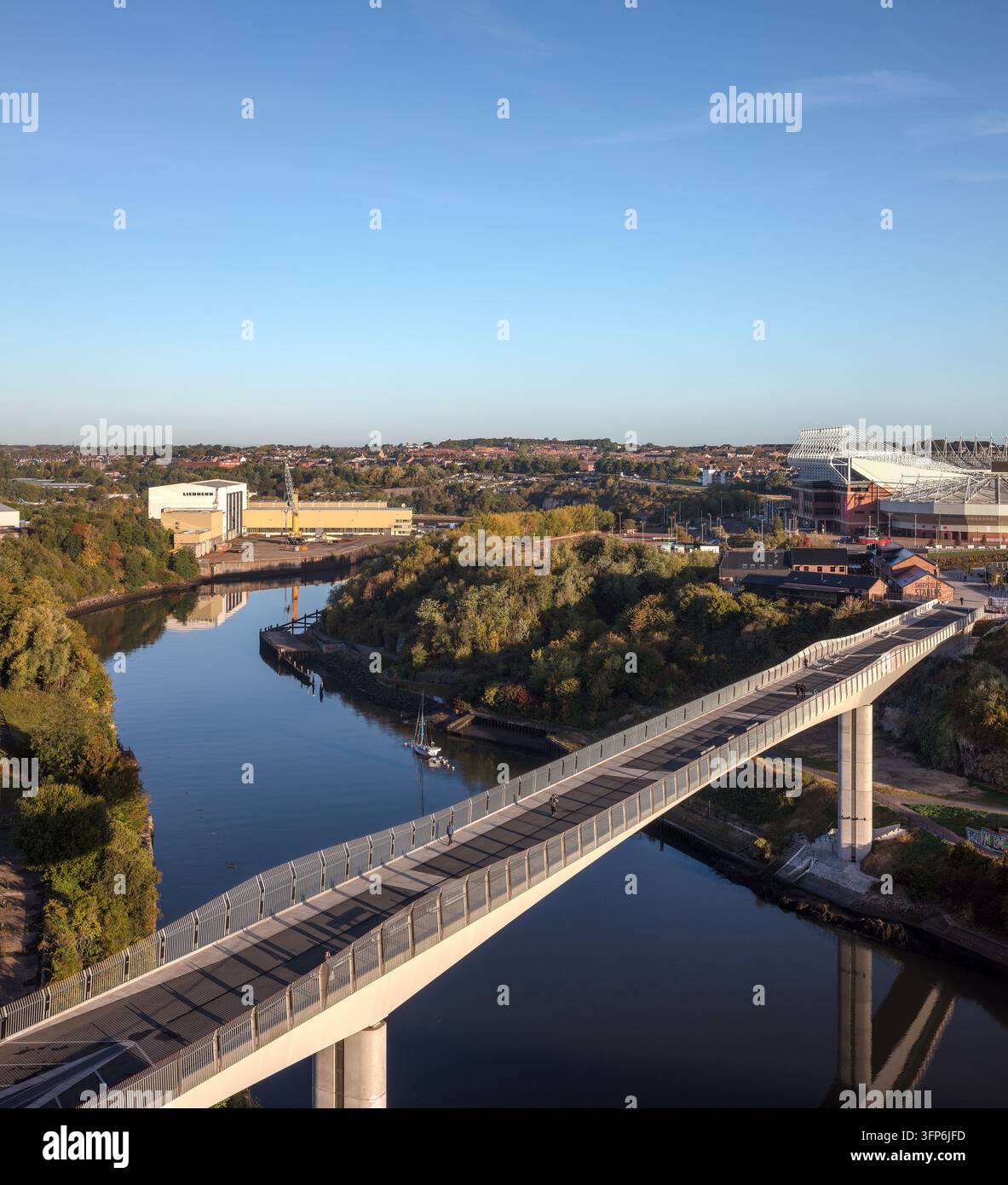 Una vista mattutina in estate dal ponte Keel Crossing a Sunderland sopra il fiume Wear verso lo stadio di calcio Stadium of Light Foto Stock