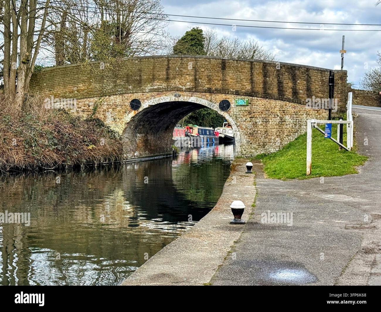 15 marzo 2025 - Middx, Inghilterra: Bellissimo vecchio ponte sul Grand Union Canal Foto Stock