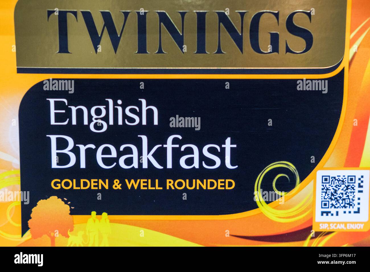 Londra, Regno Unito, 6 ottobre 2026, Close-up macro di un elegante logo del marchio e della tipografia su una scatola di Twinings English Breakfast Tea Foto Stock