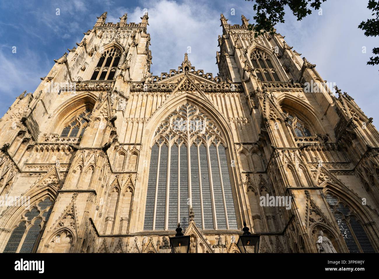 Vista rivolta verso l'alto della facciata occidentale dello York Minster, Inghilterra Foto Stock