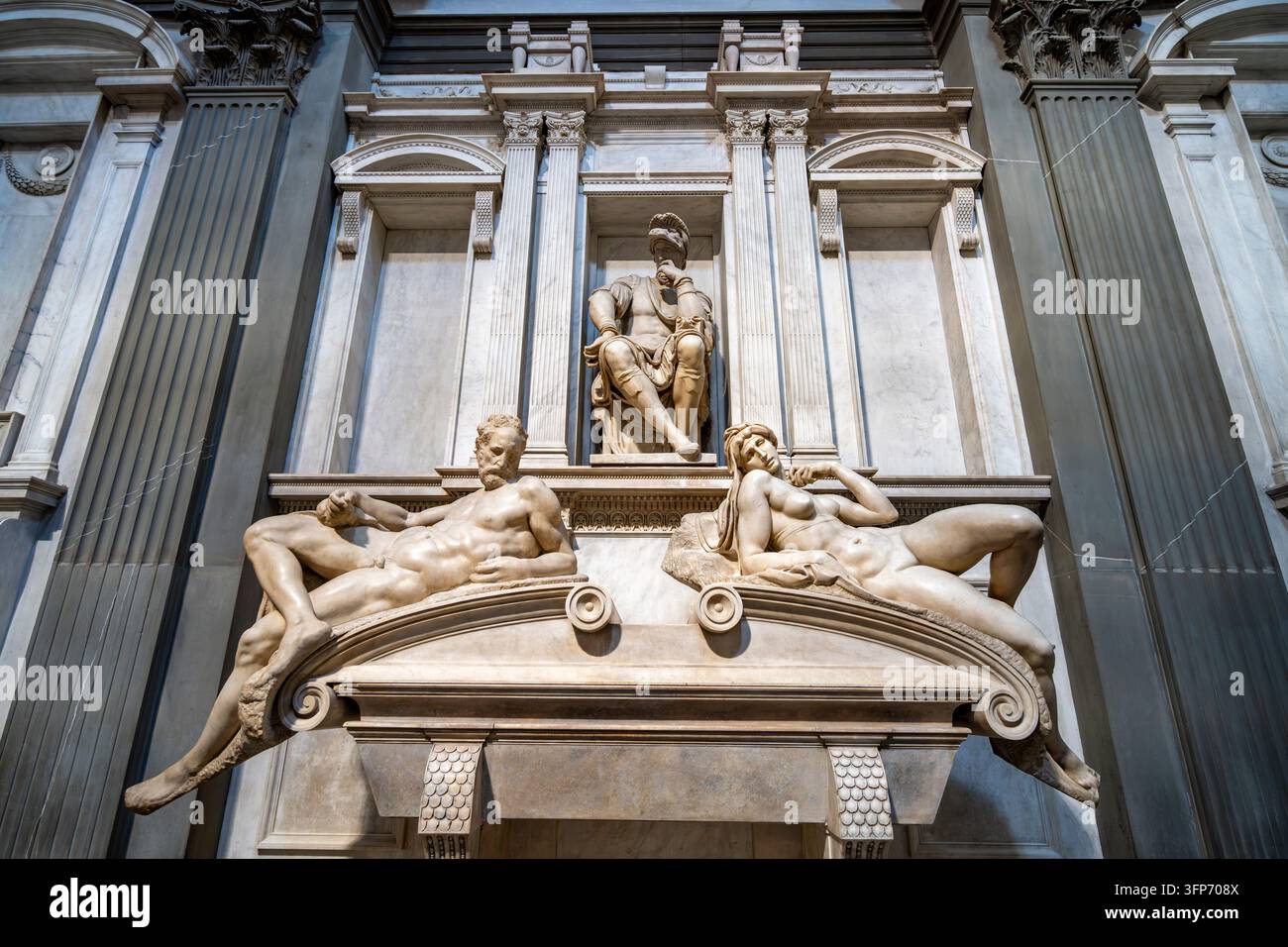 Tomba di Lorenzo di Piero de' Medici, Statua dell'Aurora come allegoria dell'alba e statua del tramonto di Michelangelo, Mausoleo della famiglia influente dei Medici, Ne Foto Stock