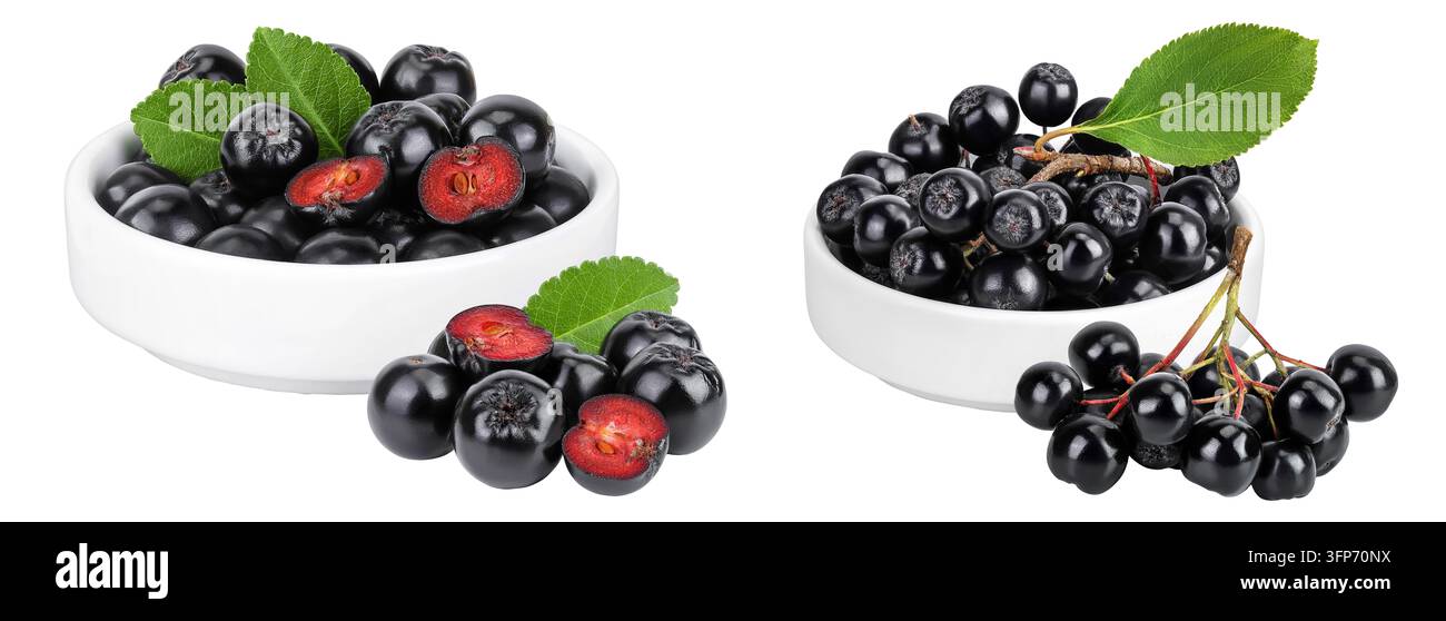 Ciotola di cioccolato in ceramica isolata su sfondo bianco. Aronia nera. Foto Stock